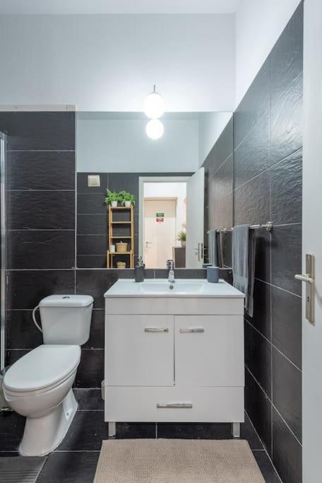 Modern Rustic Apartment In Graca Lisbon Exterior photo