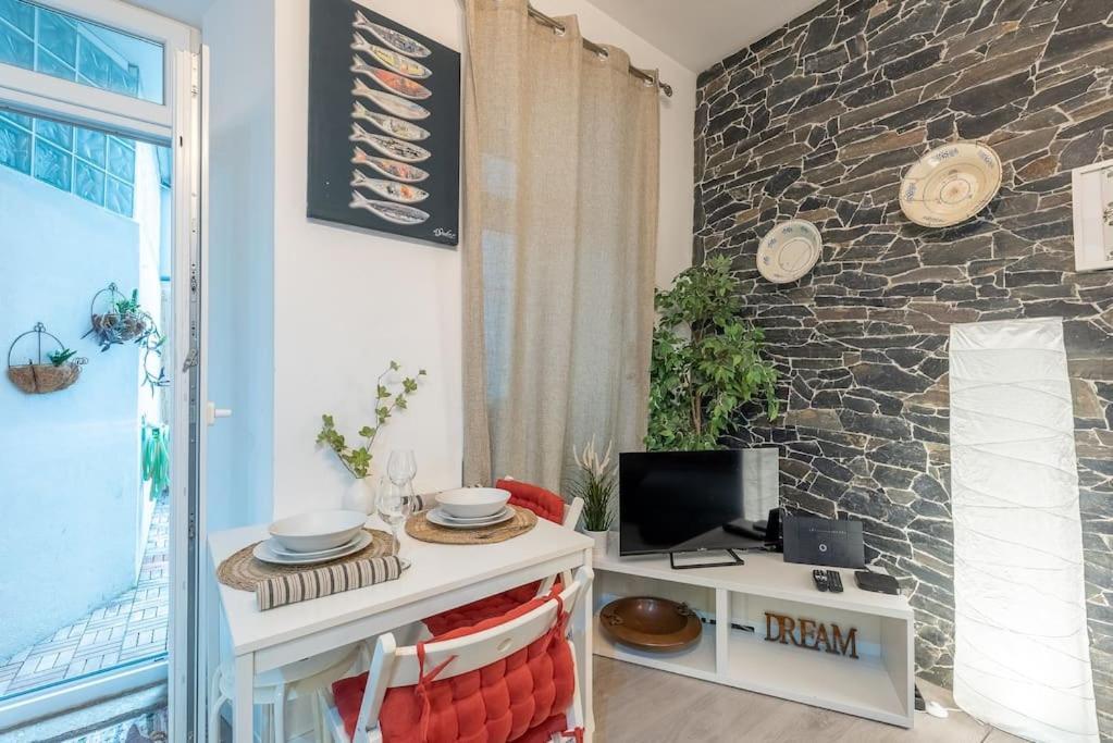 Modern Rustic Apartment In Graca Lisbon Exterior photo